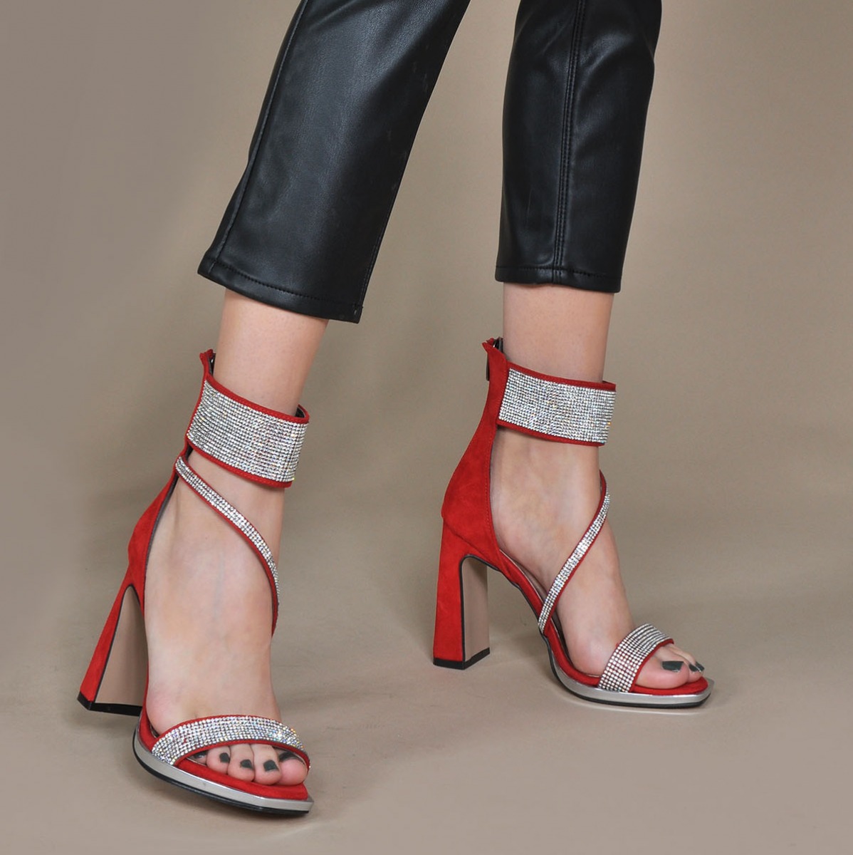 Flo Kadın  Kırmızı-Süet Klasik Topuklu Ayakkabı VZN20-086Y. 1