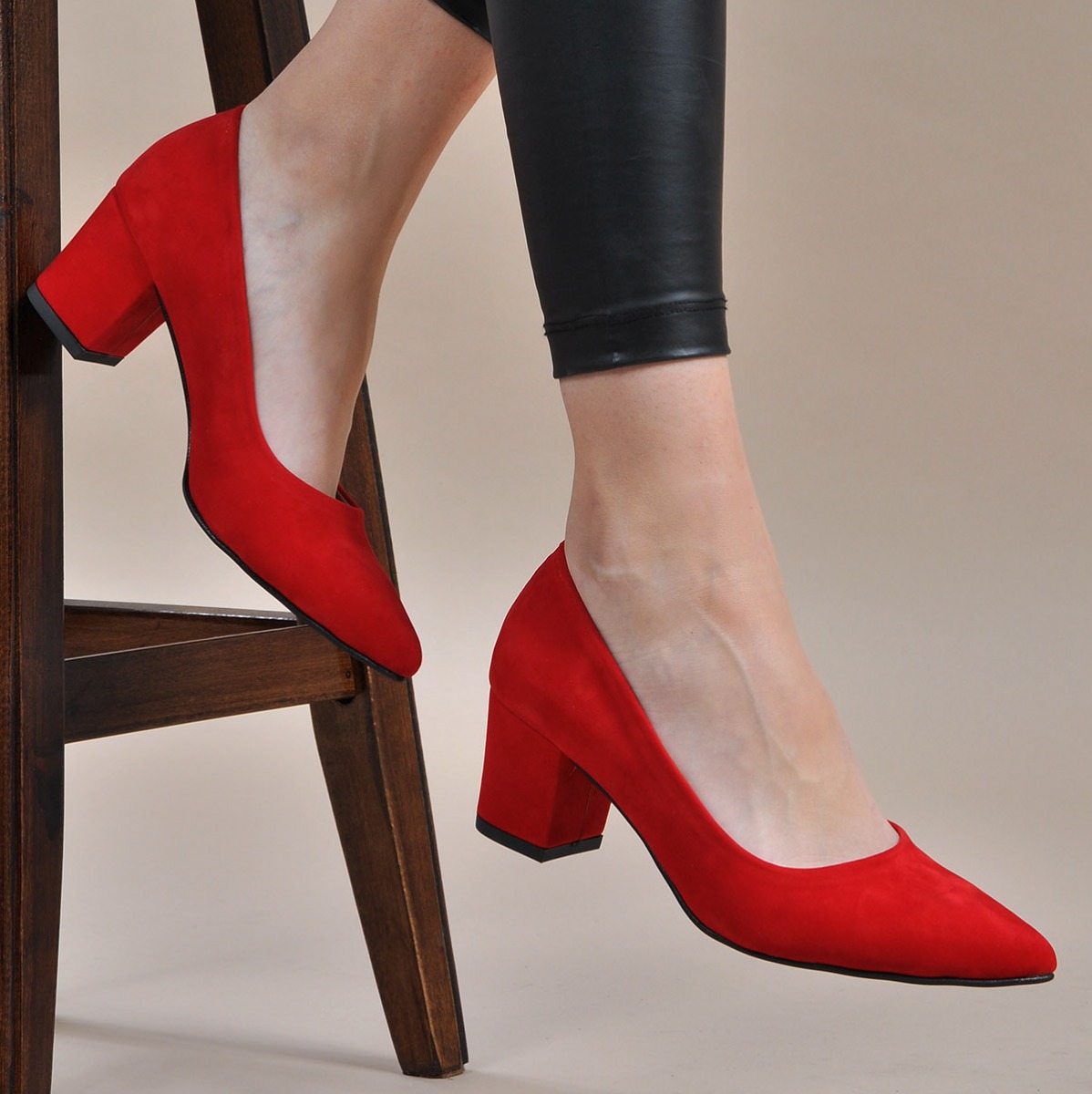 Flo Kadın  Kırmızı-Süet Klasik Topuklu Ayakkabı VZN19-111K. 1