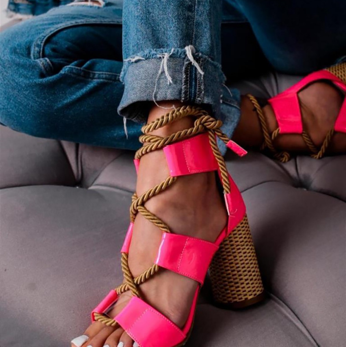 Kennedy Fuşya Neon Rugan Hasır Topuklu Halat Detaylı Sandalet