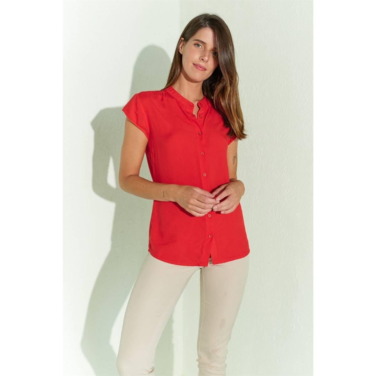 Flo Kadın  Kırmızı  Dik Yaka Sıfır Kol Gömlek. 1