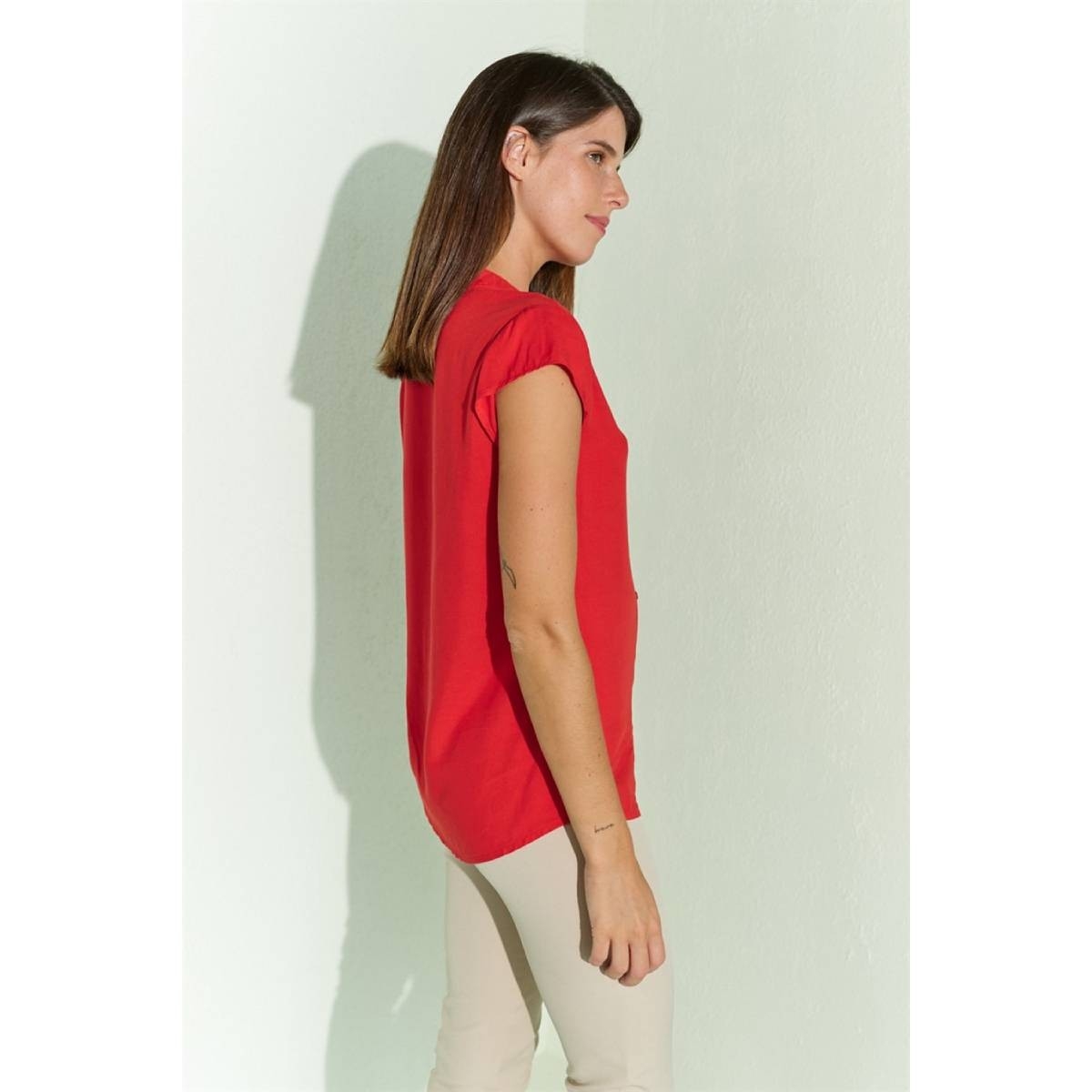 Flo Kadın  Kırmızı  Dik Yaka Sıfır Kol Gömlek. 3