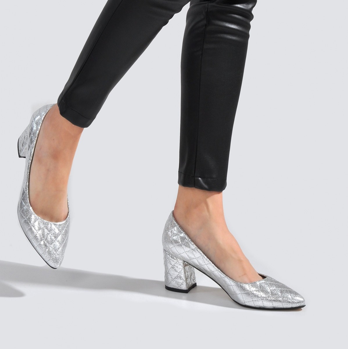Flo Kadın Gümüş Kapitone Klasik Topuklu Ayakkabı VZN21-042Y. 3