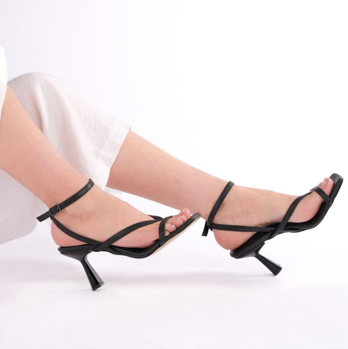 Flo Kadın Parmak Arası Topuklu Sandalet Bite Siyah. 1