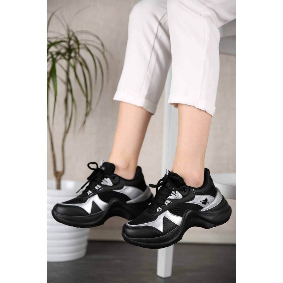 Flo Siyah Gümüş Kadın Spor Ayakkabı. 6