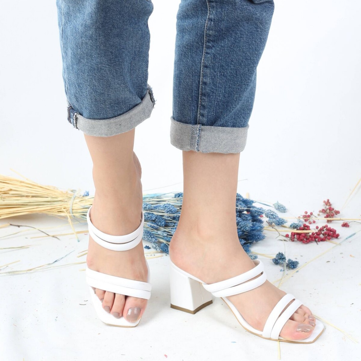 Beyaz İnce Çift Bantlı Topuklu Kadın Terlik - Benjo - Görsel 3