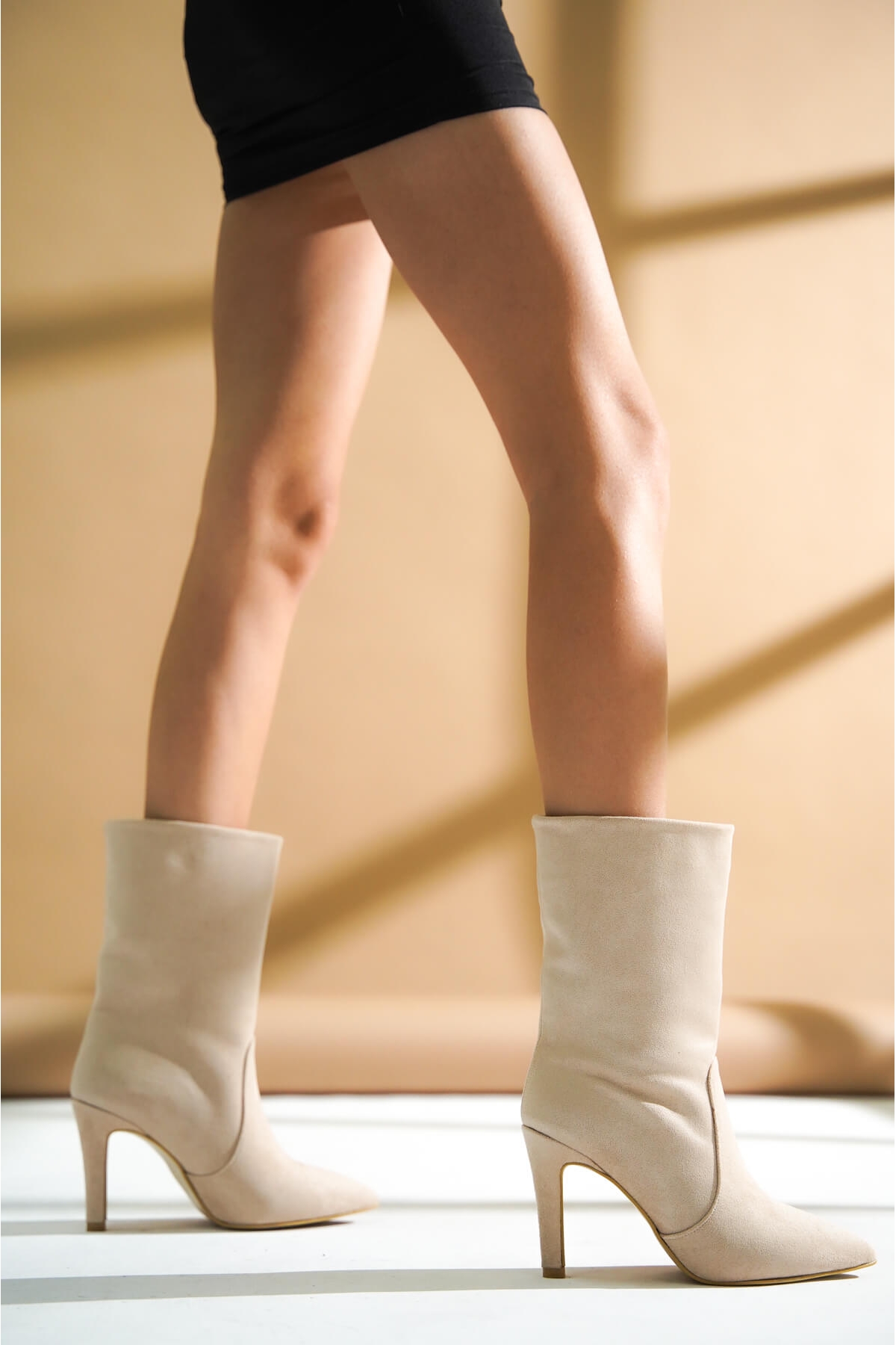 Seem Bej Süet Topuklu Günlük Kullanım Kısa Çizme - Görsel 4
