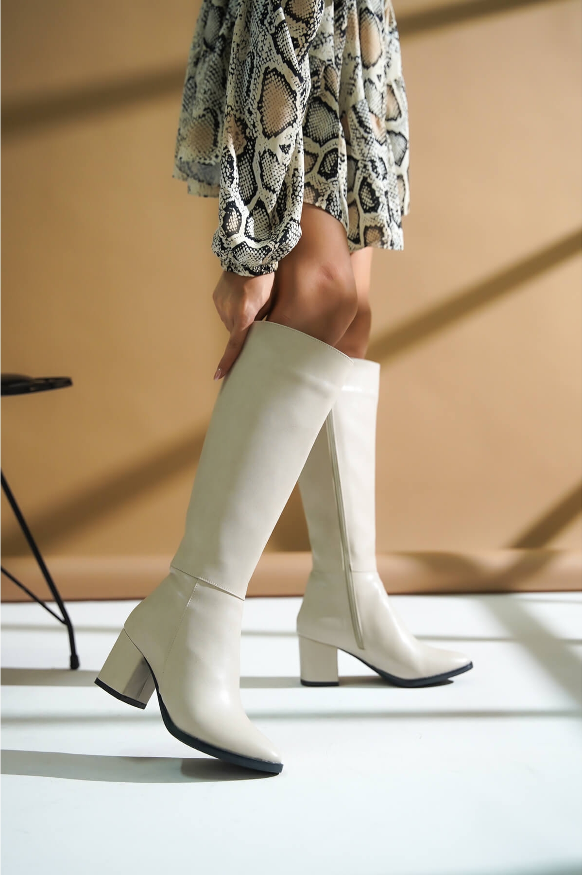 Karmen Bej Deri Topuklu Yanı Fermuarlı Günlük Kullanım Çizme - Görsel 3