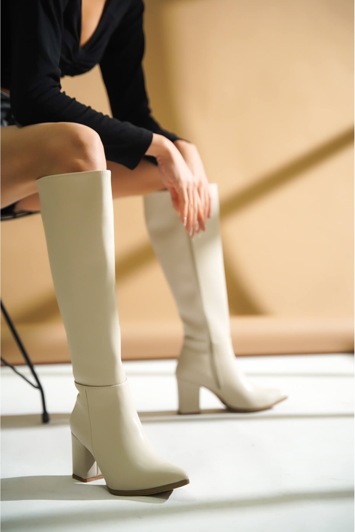 Kleo Bej Deri Topuklu Yanı Fermuarlı Günlük Kullanım Çizme - Görsel 3