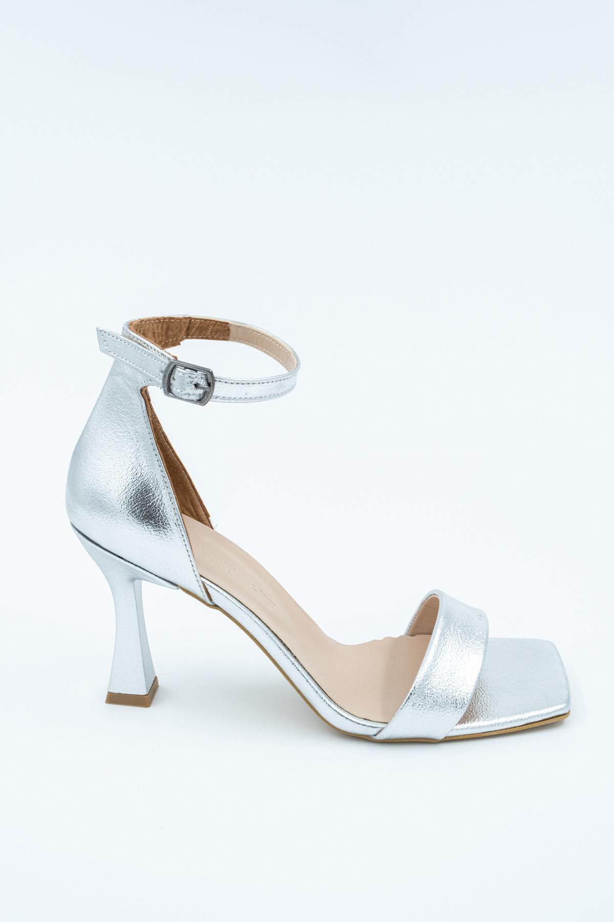 Middle Gümüş Tek Bantlı Kadeh Topuk Ayakkabı - Görsel 3