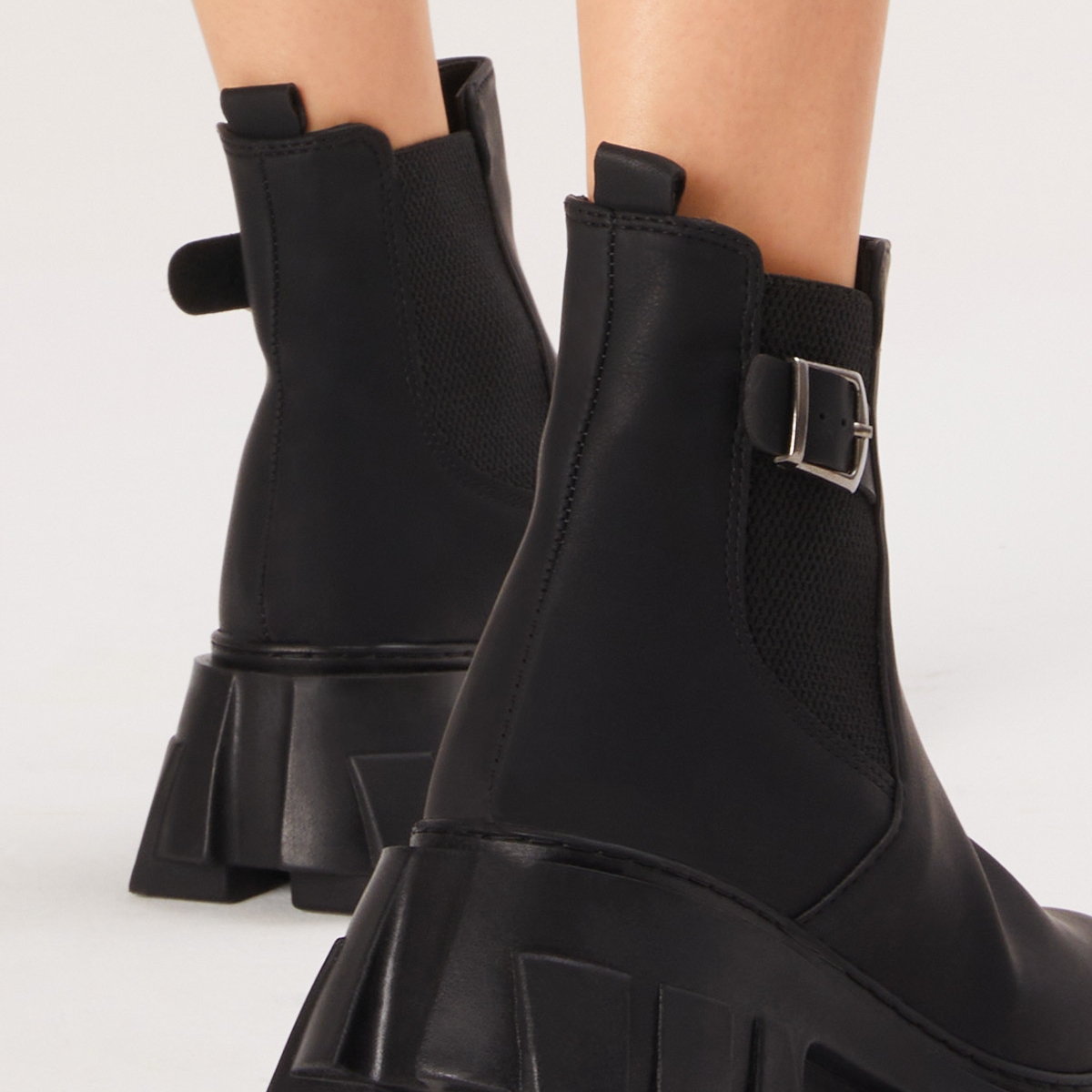 Kadın Siyah Cilt Lastikli Tokalı Rahat Kalıp Bot - Görsel 4