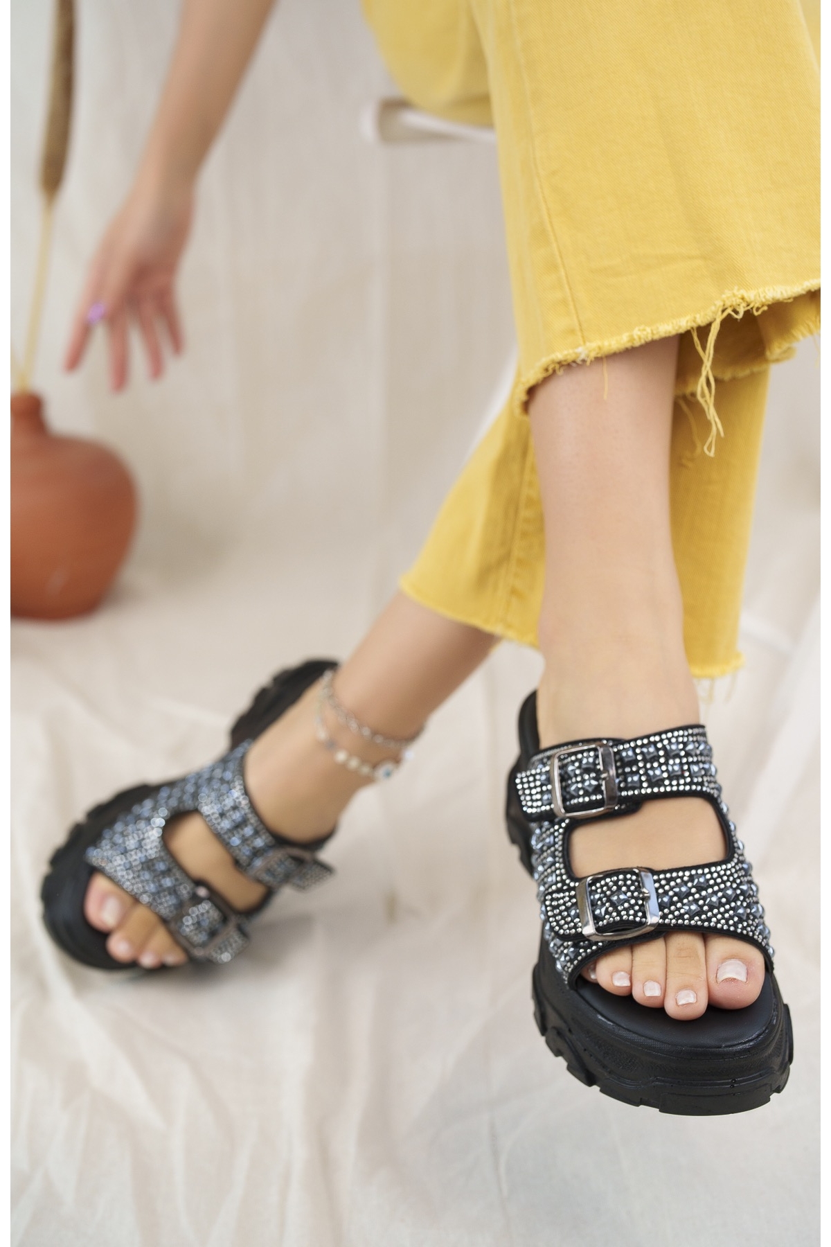 Rina Anatomik Ortopedik Kalın Taban Taşlı Günlük Kadın Terlik - Görsel 3