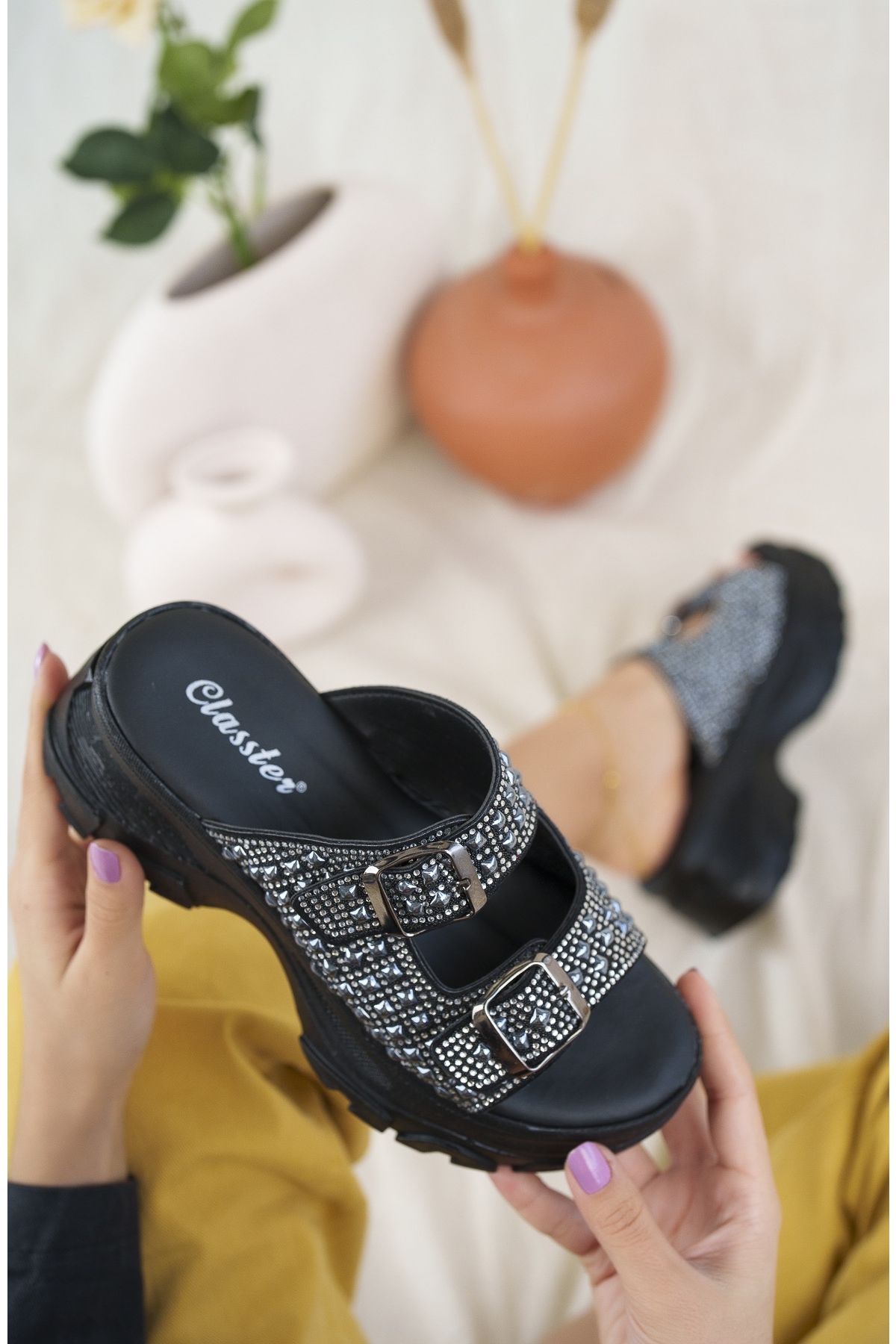 Rina Anatomik Ortopedik Kalın Taban Taşlı Günlük Kadın Terlik - Görsel 5