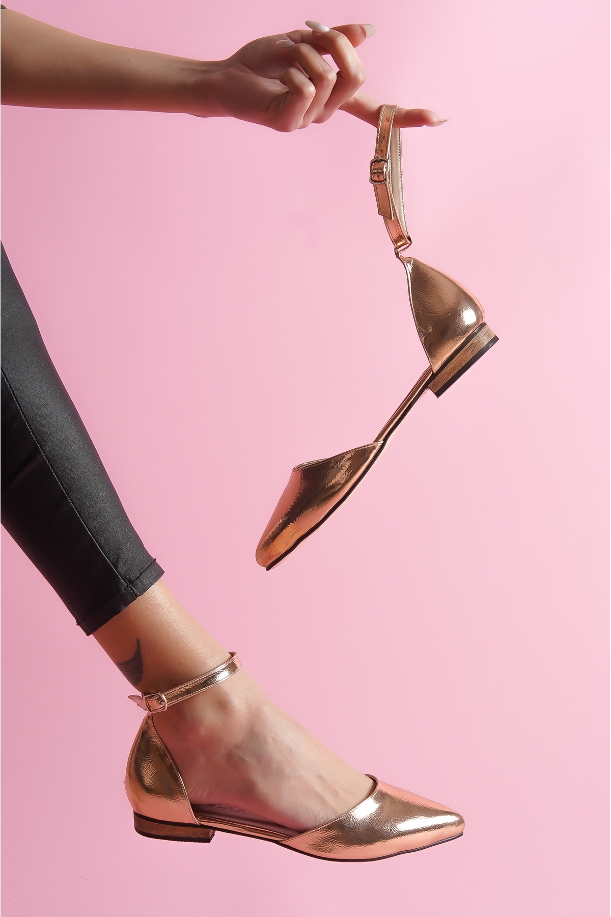 Misty Gold Bilekten Bantlı Sivri Burun Günlük Babet - Görsel 4