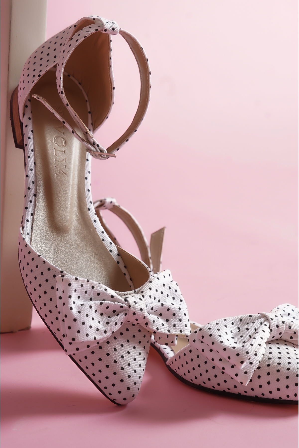 Misty Beyaz Puantiyeli Bilekten Bantlı Sivri Burun Günlük Babet - Görsel 3