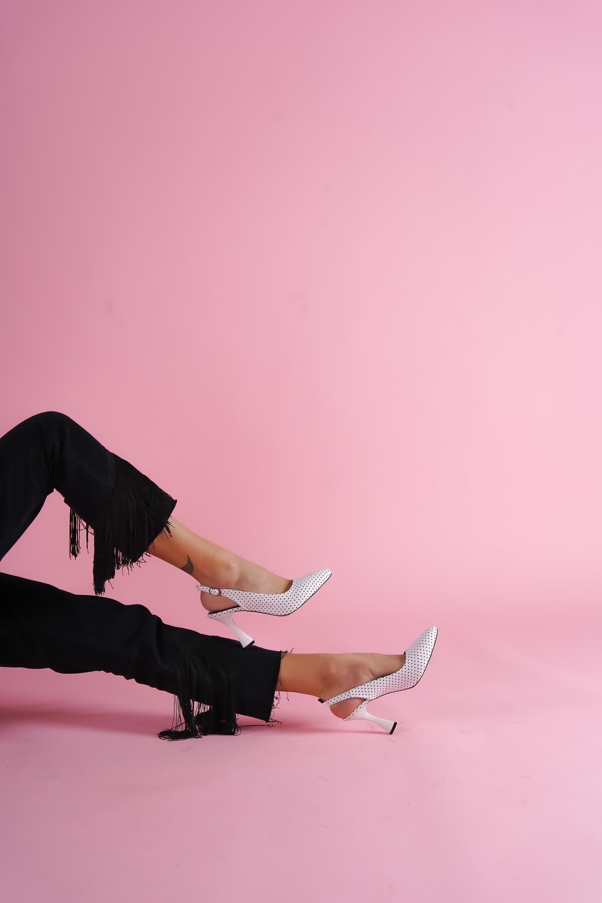 Rozalinda Beyaz Puantiyeli Önü Sivri Günlük Kullanım Topuklu Ayakkabı - Görsel 4