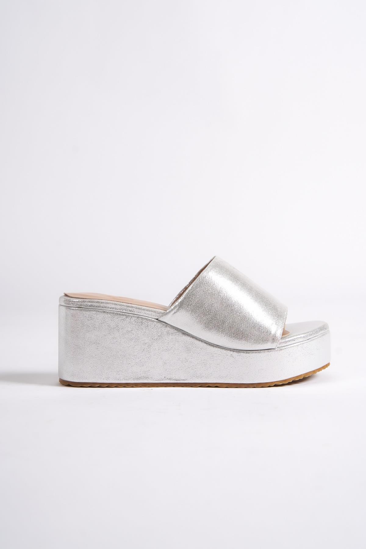 Queen Gümüş Simli Dolgu Topuklu Terlik - Görsel 3