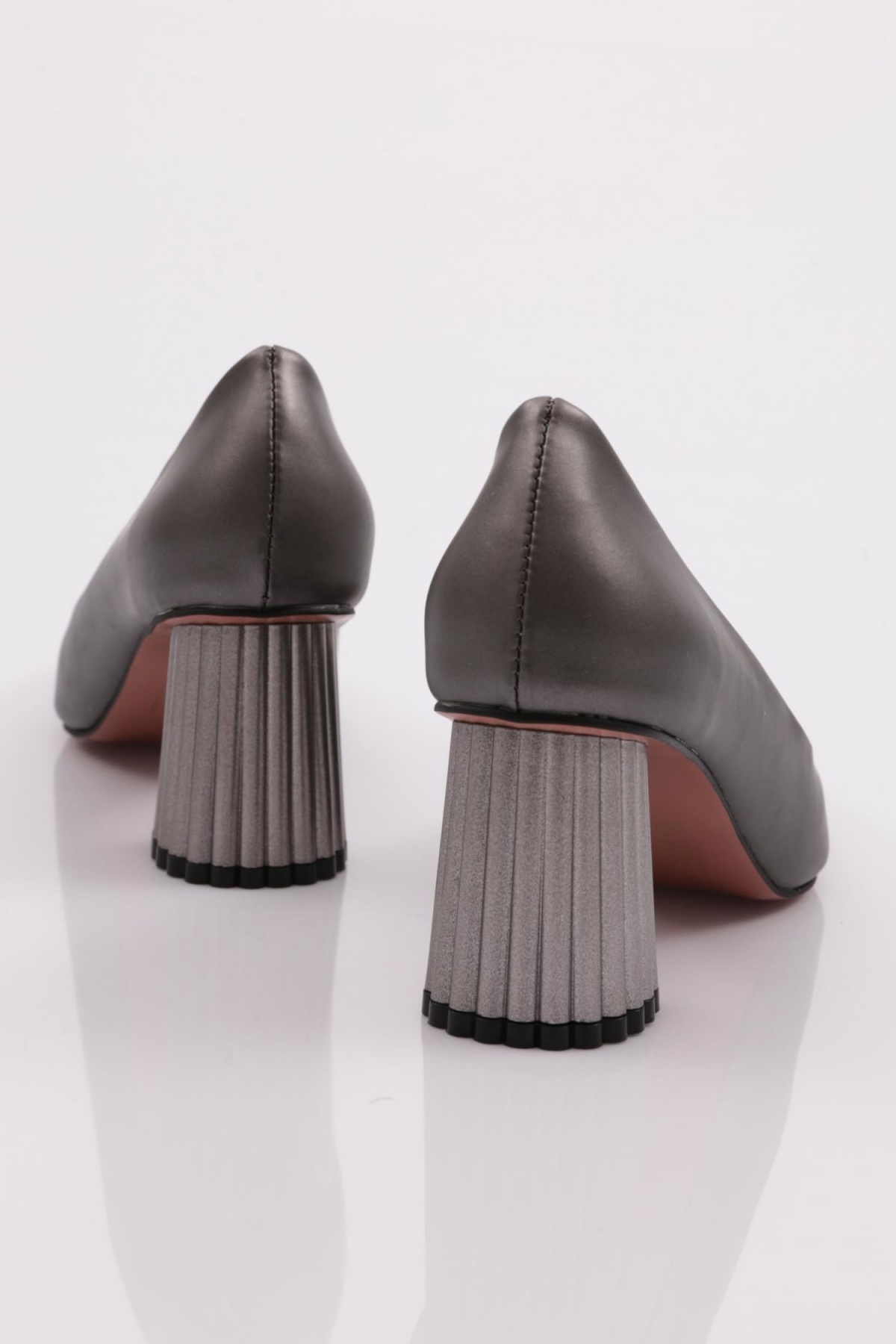 Dgn Siyah Dgn Sivri Burun 360 Parmak Dekolteli Kisa Topuklu Ayakkabi