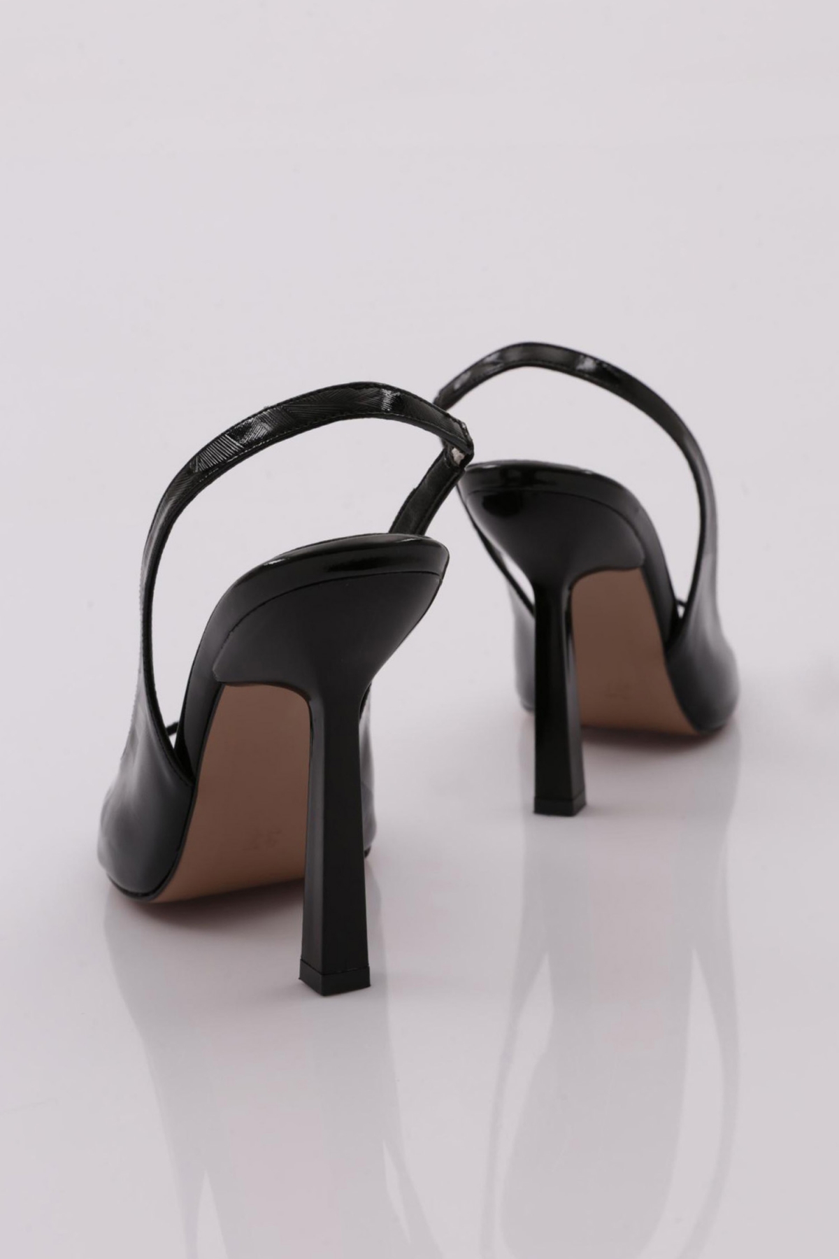 06 Kadin Sivri Burun Lastik Detayli İnce Topuklu Ayakkabi - Görsel 4