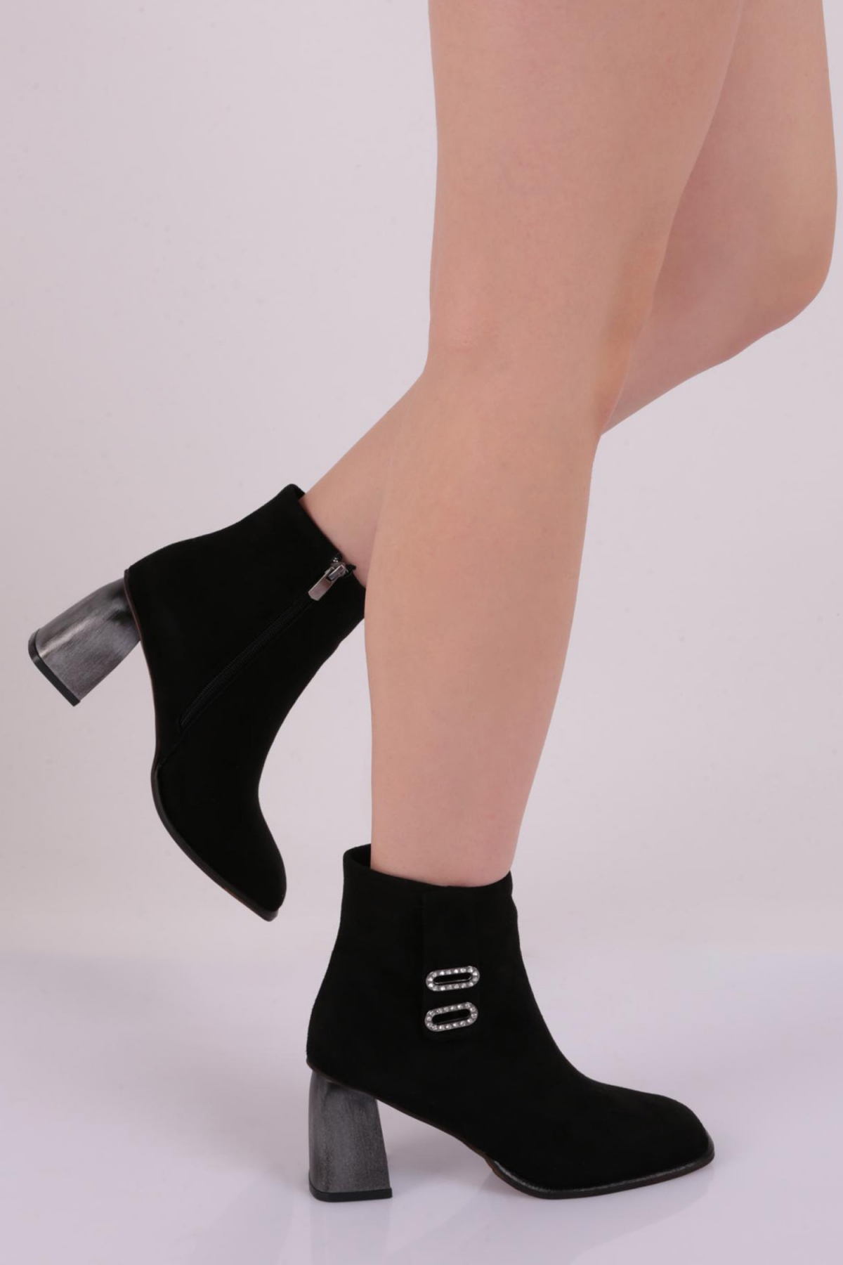 Dgn Dgn Siyah Pm161-K033 Küt Burun Aksesuarli Kalin Topuklu Kadin Bot | Flo Siyah - 2. görsel