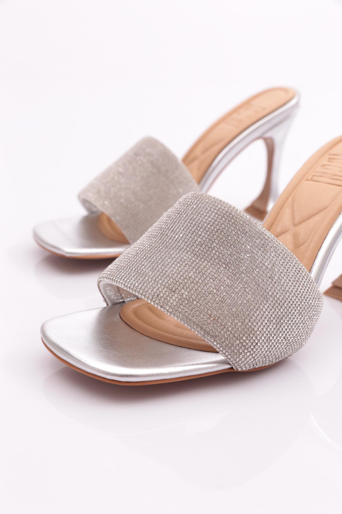 8021 Kadin Silver Taşli Topuklu Terlik - Görsel 5