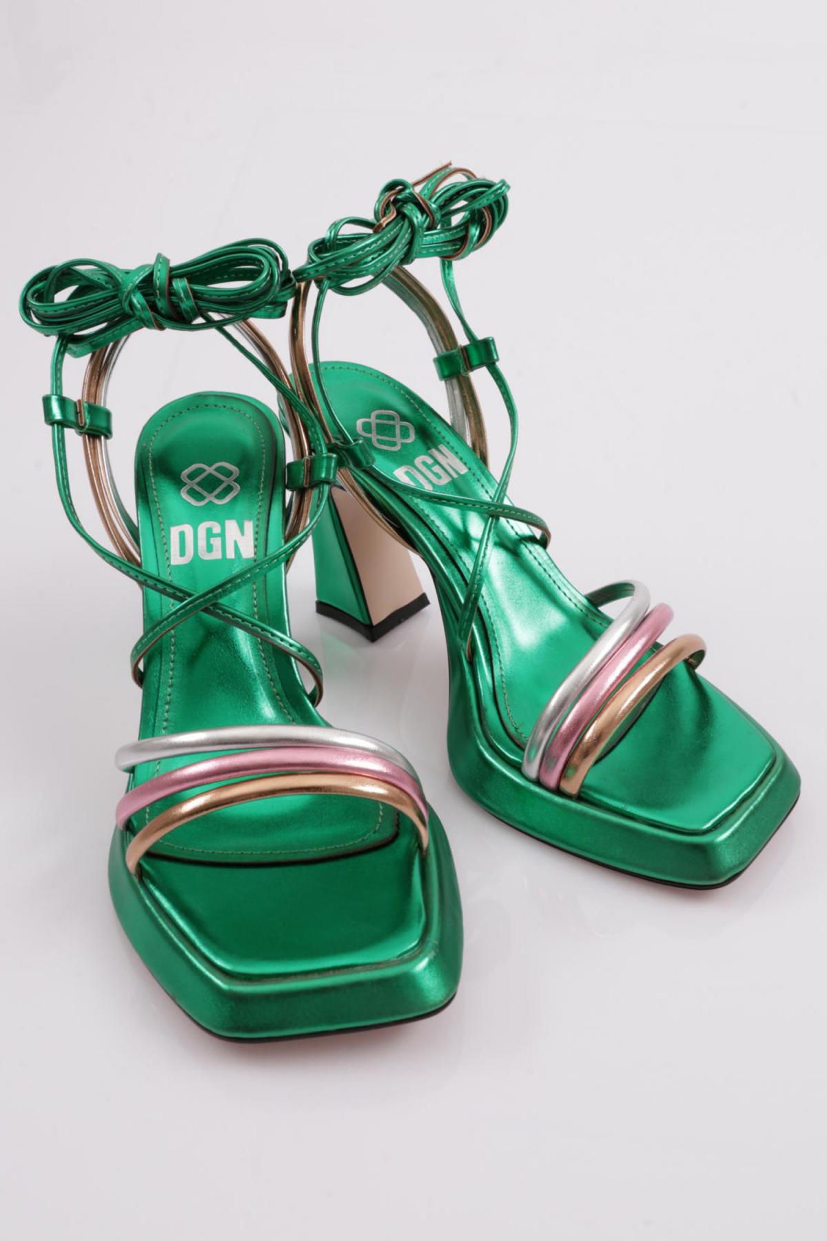 7835 Kadin Düz Burun Kalin Topuklu Sandalet - Görsel 3