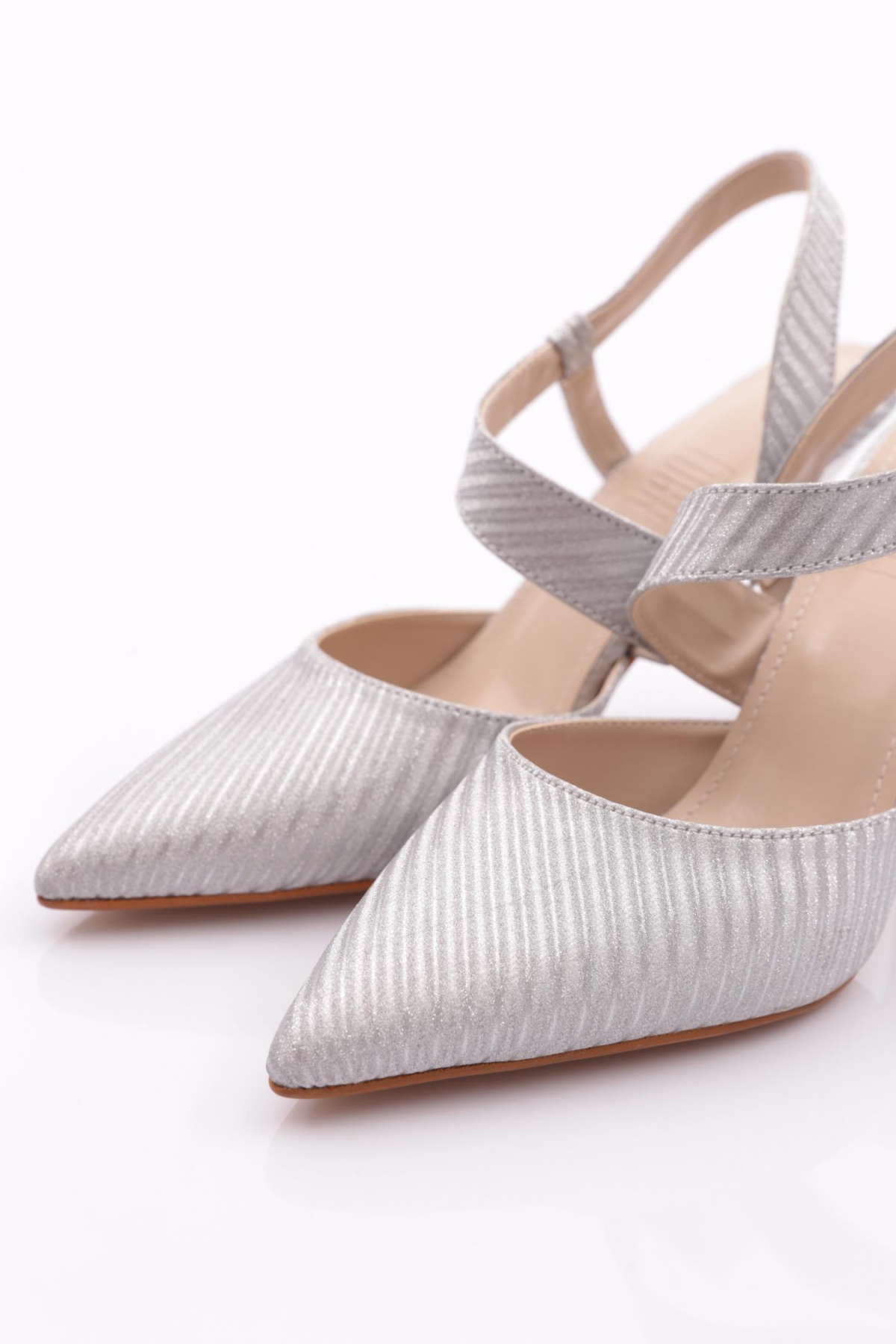 1002 Kadin Lastikli Arkasi Açik Sivri Burunlu İnce Topuklu Ayakkabi - Görsel 5