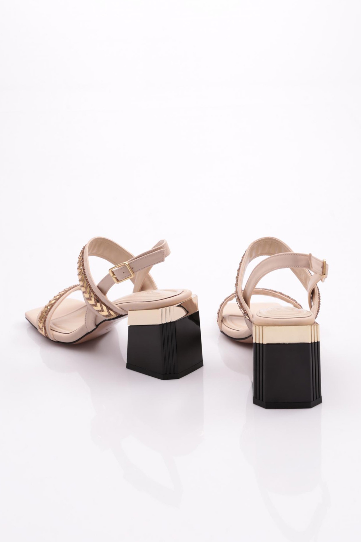 400 Kadin Üstü Metal Aksesuarli Topuklu Ayakkabi - Görsel 4