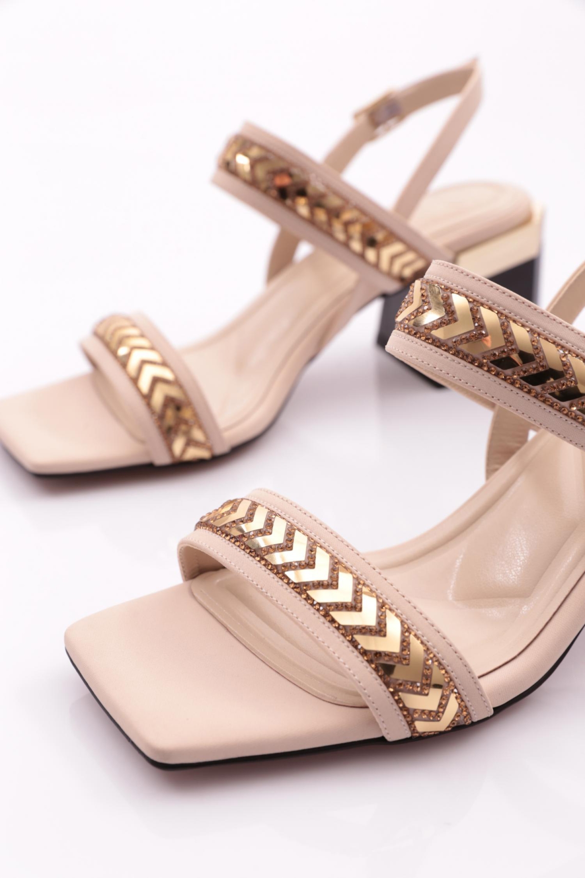 400 Kadin Üstü Metal Aksesuarli Topuklu Ayakkabi - Görsel 5