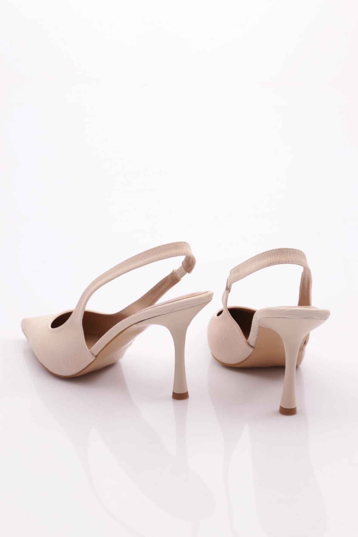 7018 Kadin Lastikli Arkasi Açik Topuklu Ayakkabi - Görsel 4