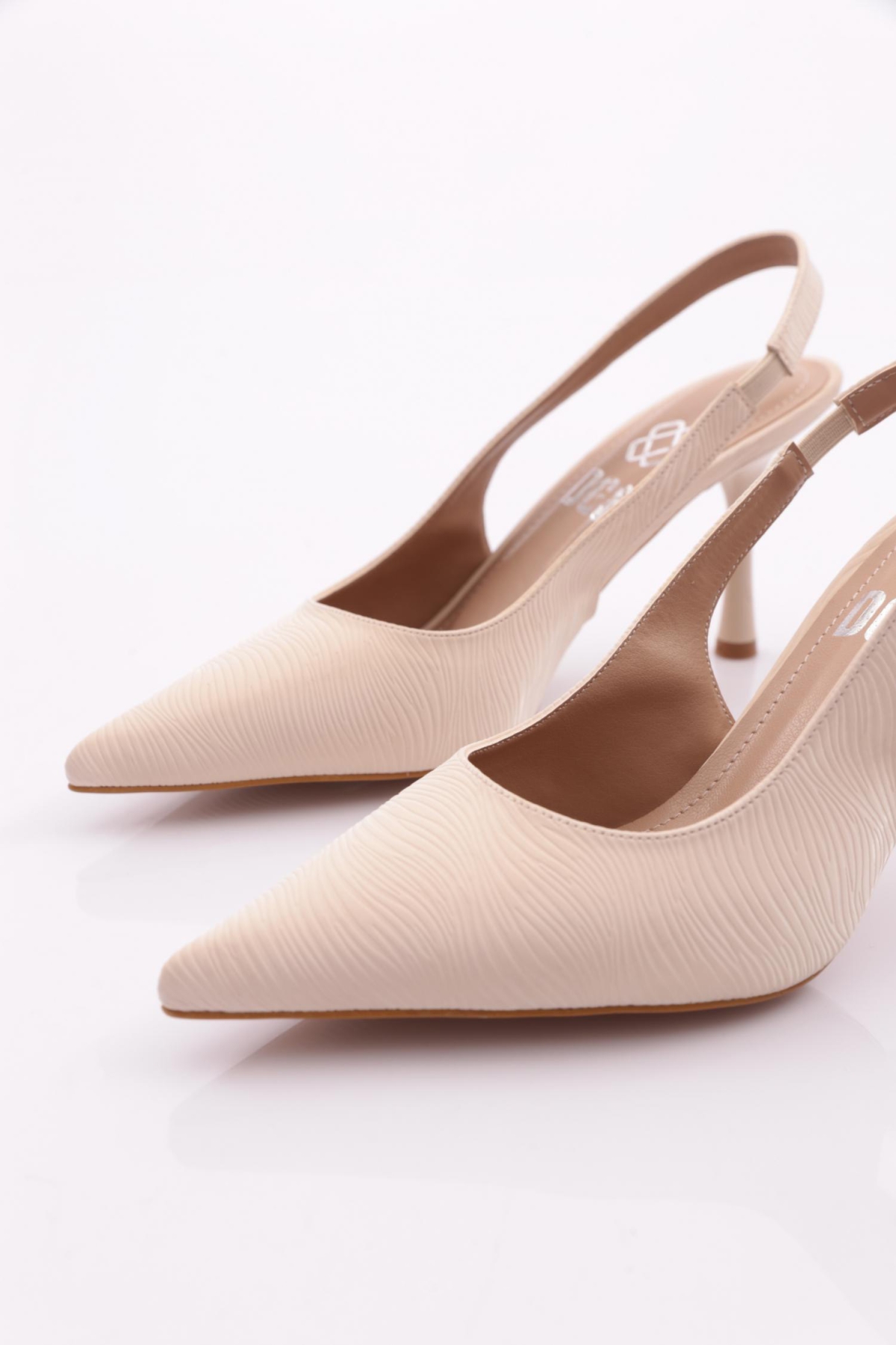 7018 Kadin Lastikli Arkasi Açik Topuklu Ayakkabi - Görsel 5
