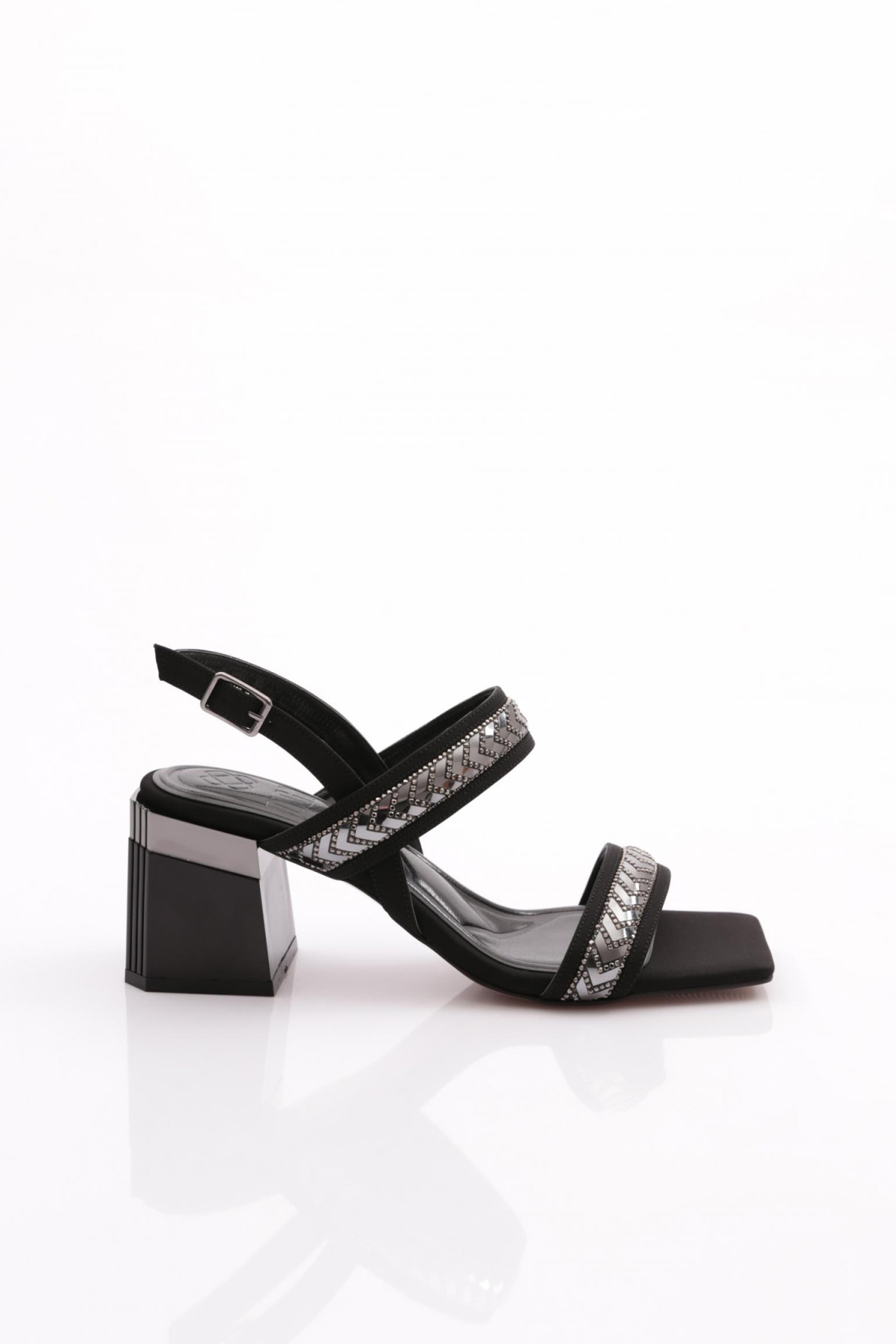 400 Kadin Üstü Metal Aksesuarli Topuklu Ayakkabi - Görsel 2