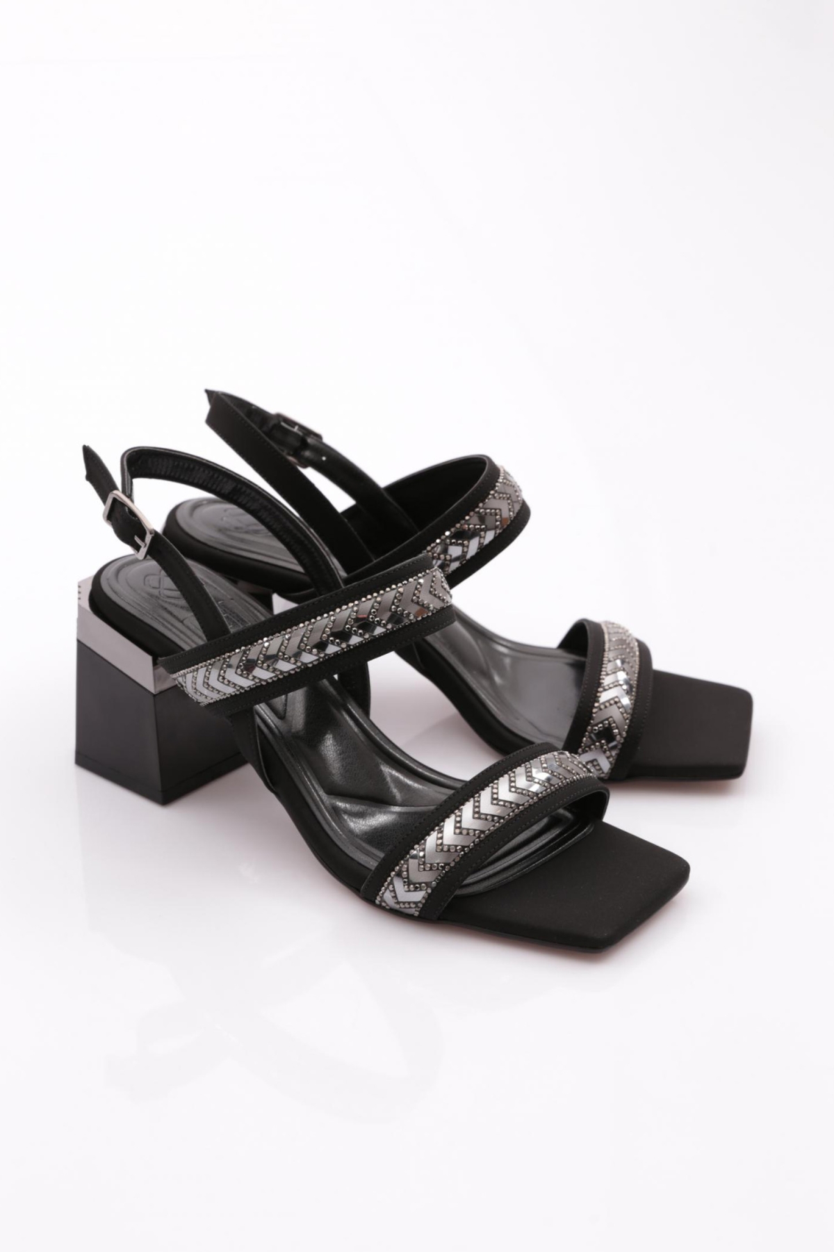 400 Kadin Üstü Metal Aksesuarli Topuklu Ayakkabi - Görsel 3