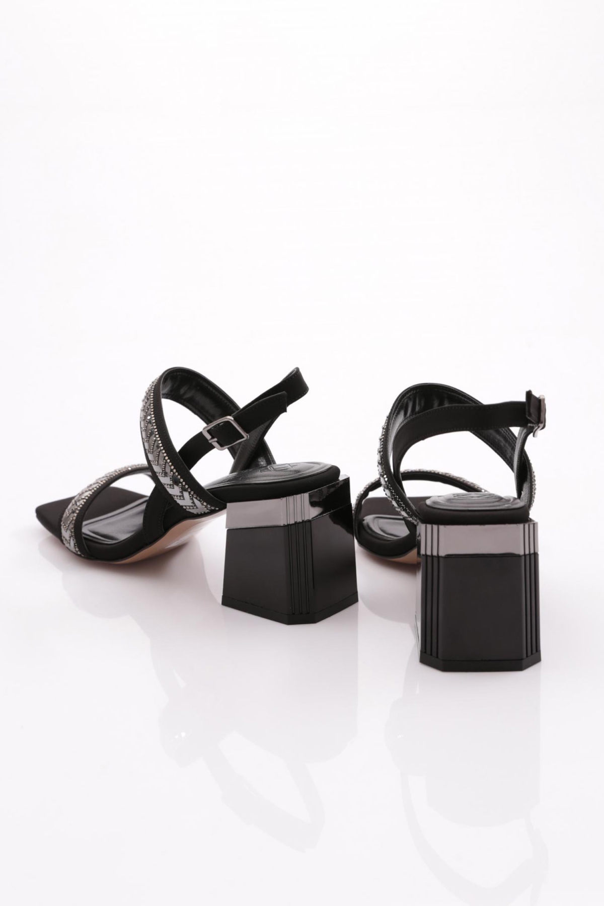 400 Kadin Üstü Metal Aksesuarli Topuklu Ayakkabi - Görsel 4