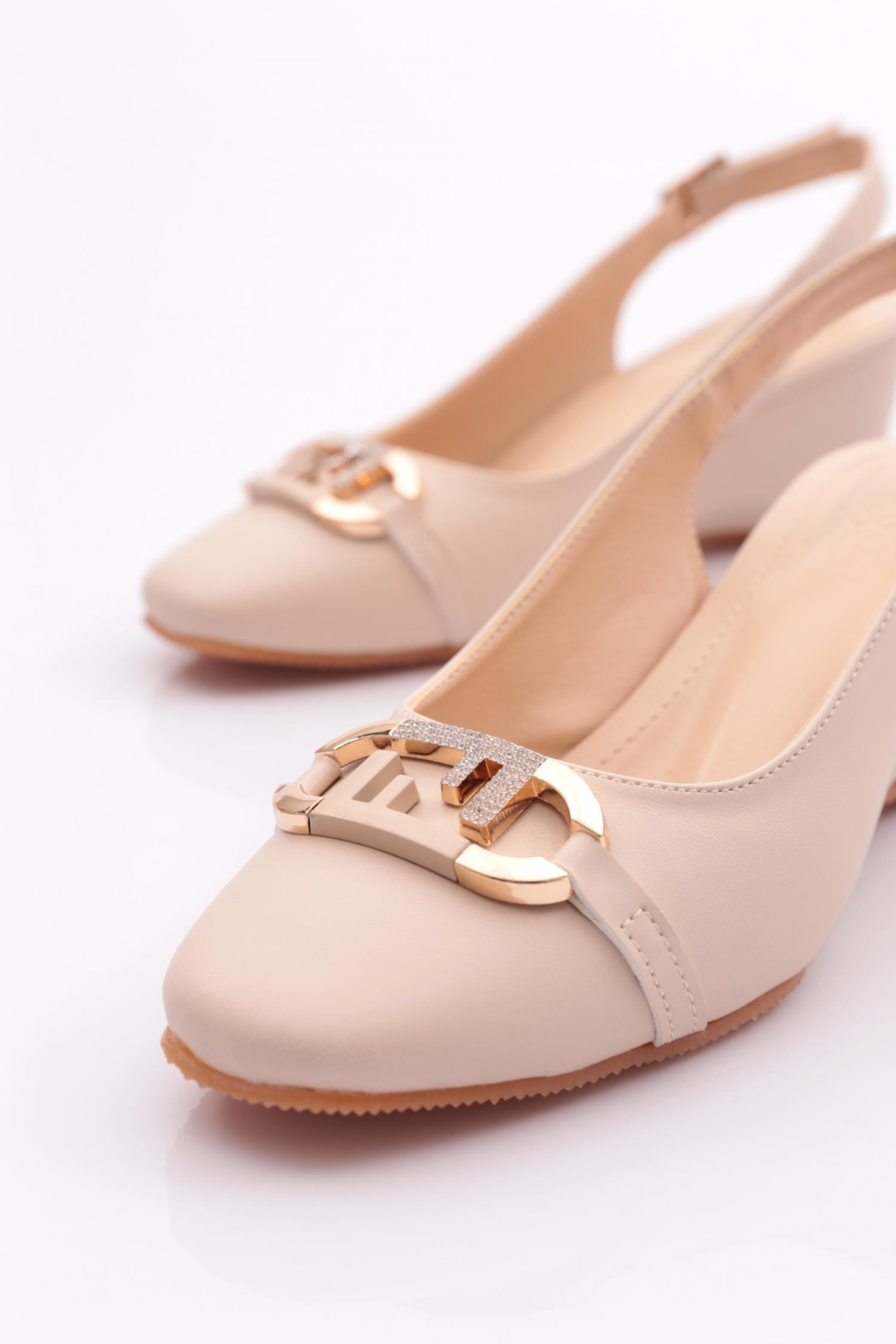 24317 Kadin Arkasi Açik Dolgu Topuklu Ayakkabi - Görsel 5