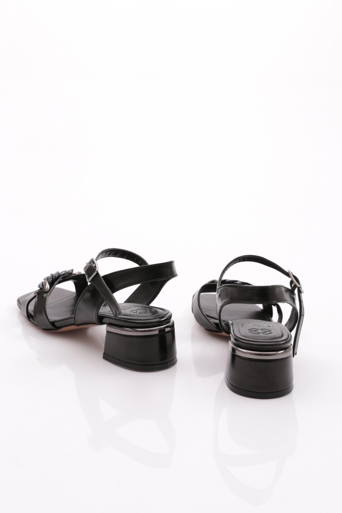 303-23Y Kadin Çapraz Bantli Zincir Aksesuarli Alçak Topuklu Sandalet - Görsel 4