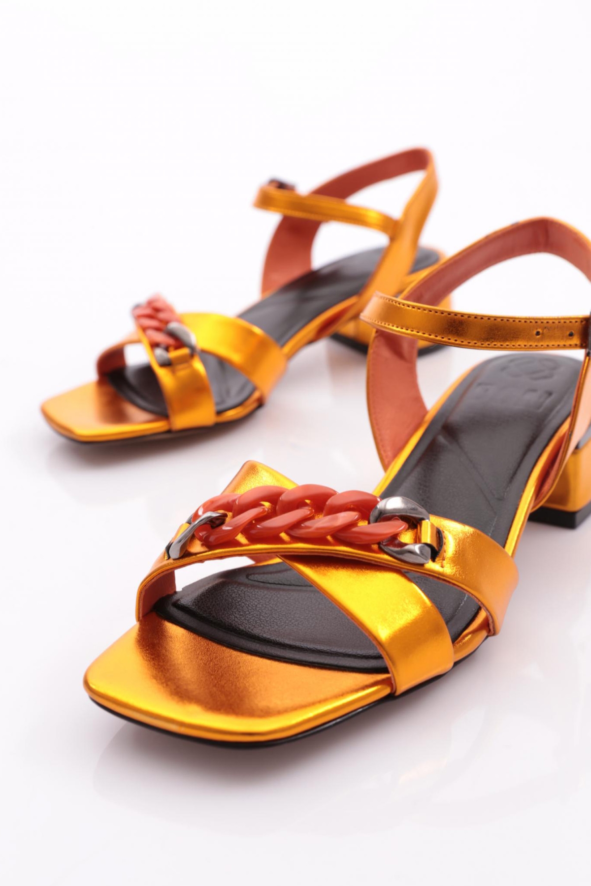 303-23Y Kadin Çapraz Bantli Zincir Aksesuarli Alçak Topuklu Sandalet - Görsel 5