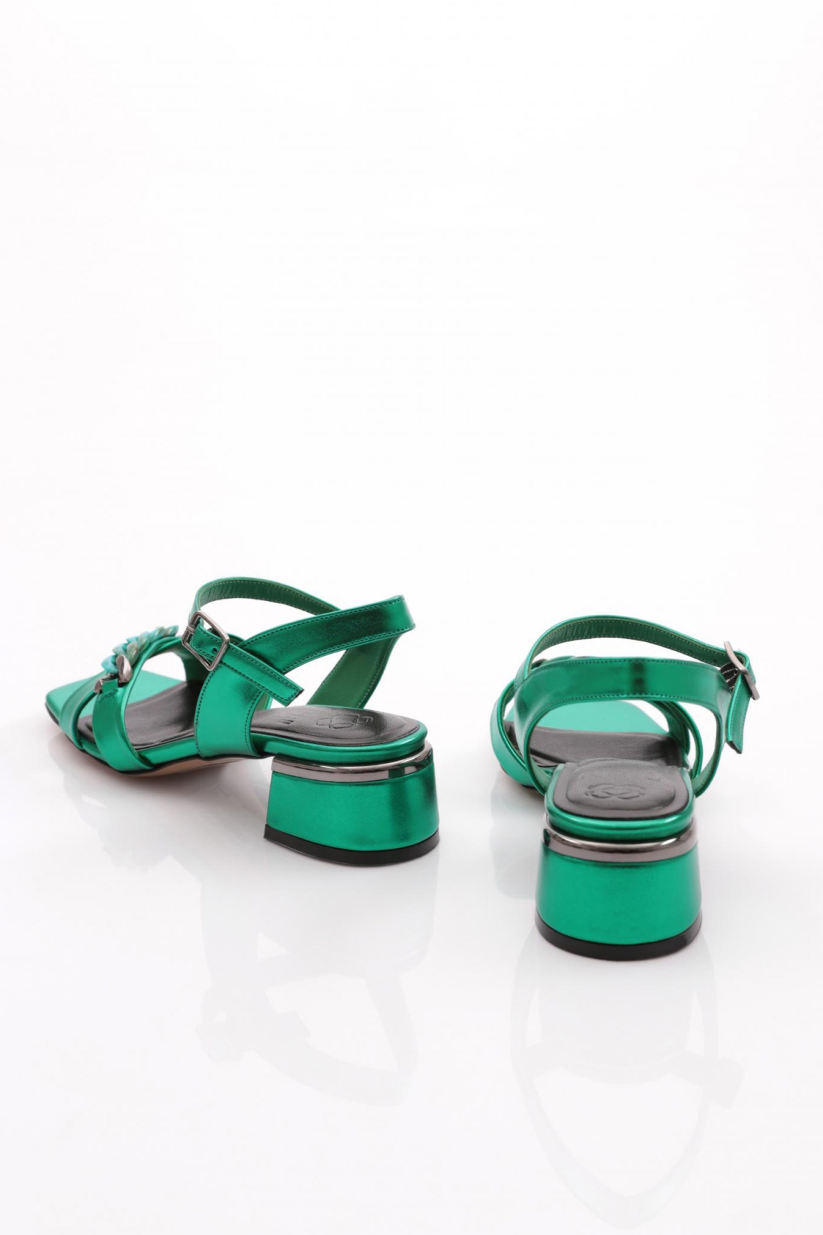 303-23Y Kadin Çapraz Bantli Zincir Aksesuarli Alçak Topuklu Sandalet - Görsel 4