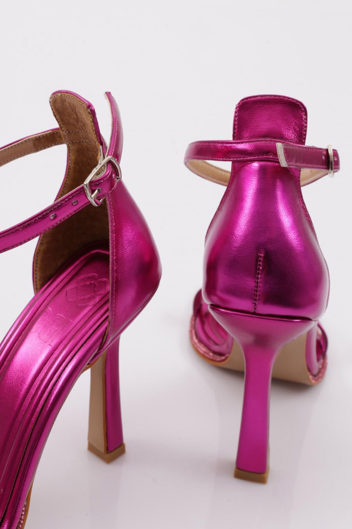 2025 Kadin Kalin Bantli Silver Taş Detayli Bilekten Kemer Bağlamali Arkasi Kapali Topuklu Sandalet - Görsel 4