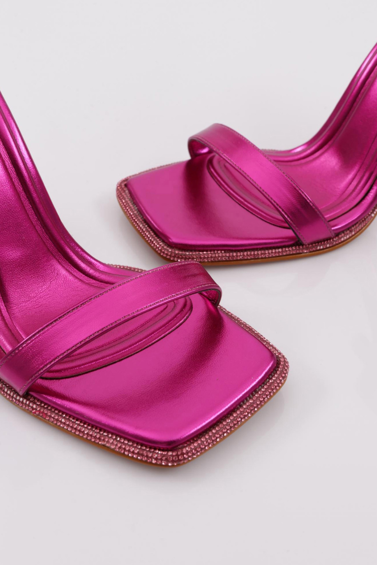 2025 Kadin Kalin Bantli Silver Taş Detayli Bilekten Kemer Bağlamali Arkasi Kapali Topuklu Sandalet - Görsel 5