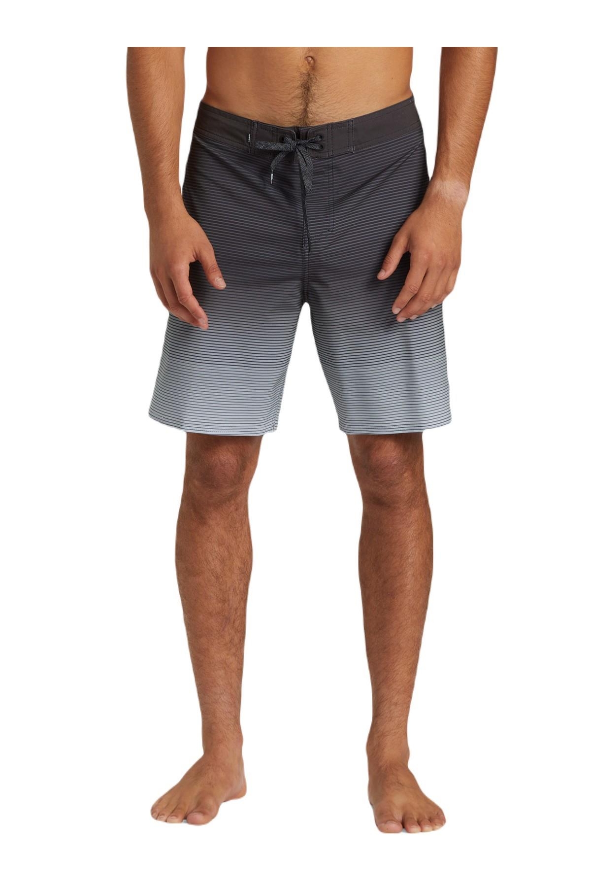 AQYBS03651 Surfsilk Massive 18 Erkek Boardshort