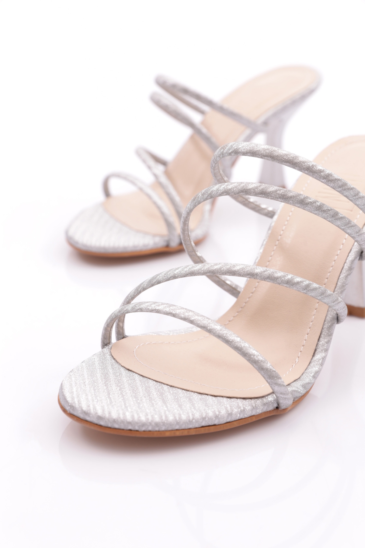 905 Kadin Şerit Detayli Topuklu Terlik - Görsel 5
