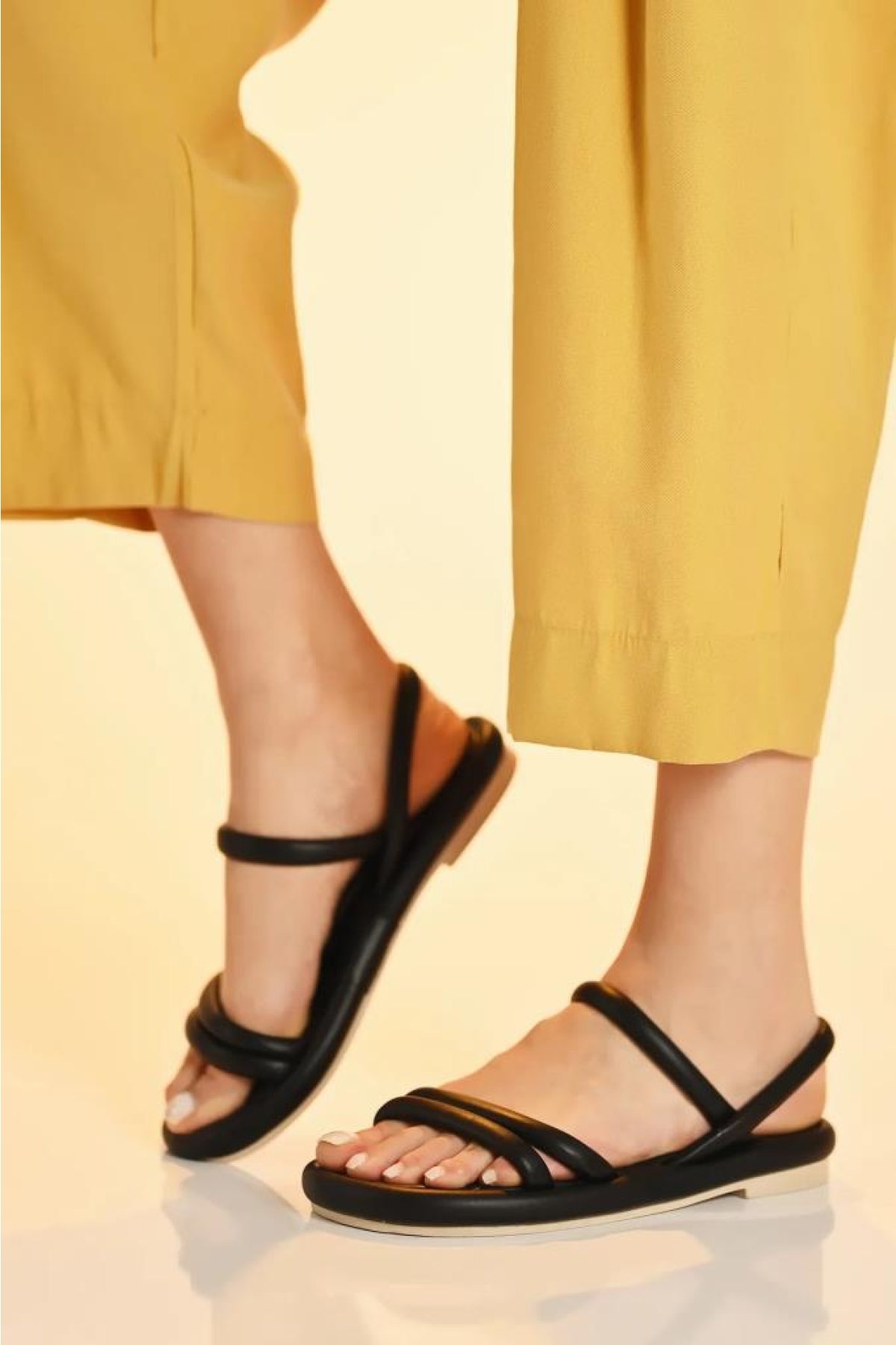Kadın Siyah / Beyaz Rahat Ortopedik Taban Rome Çift Bantlı Puff Sandalet - Görsel 4