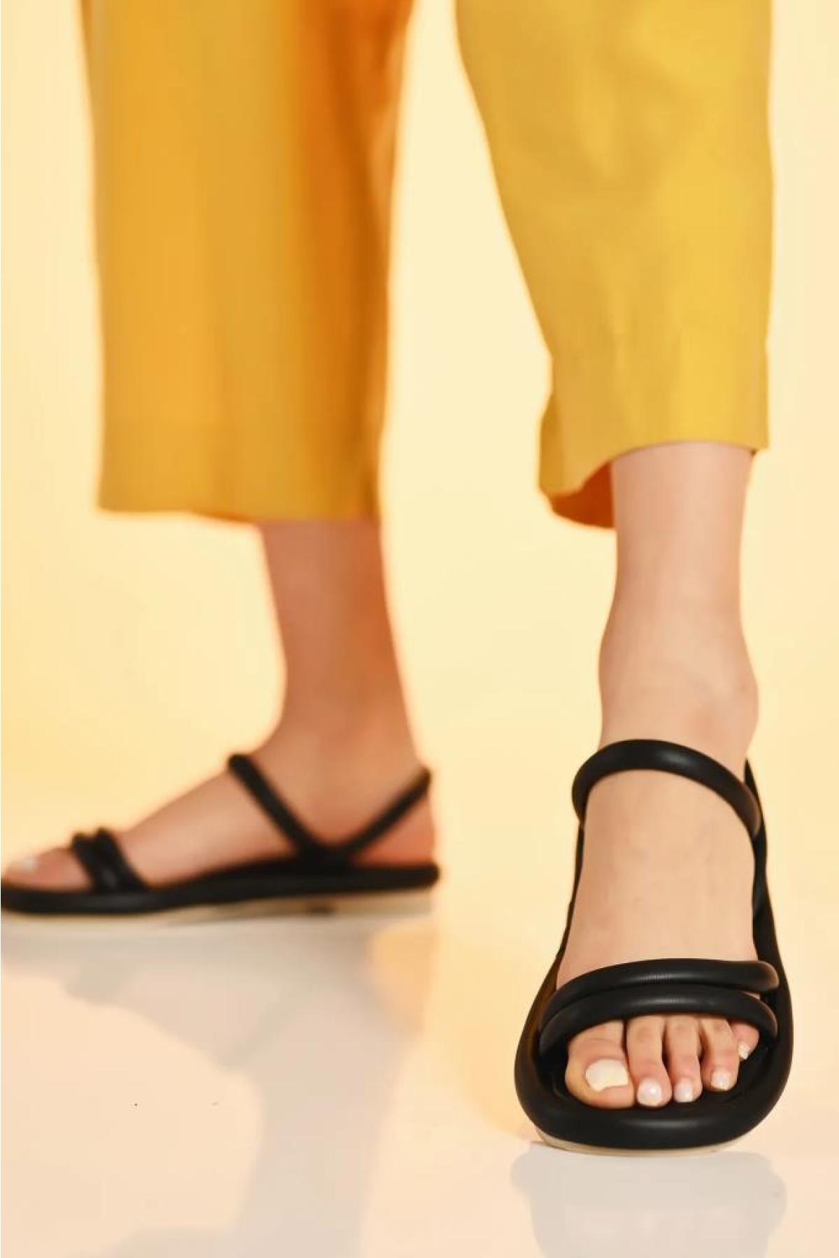 Kadın Siyah / Beyaz Rahat Ortopedik Taban Rome Çift Bantlı Puff Sandalet - Görsel 5