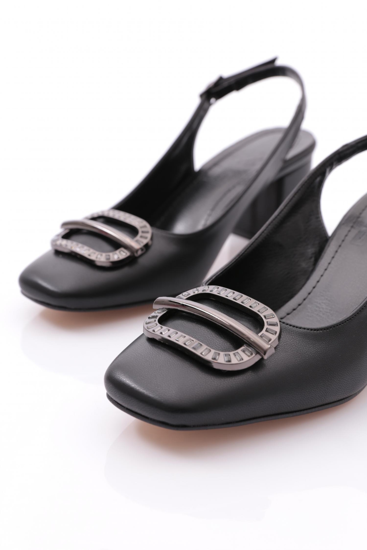 K661 Kadin Arkasi Açik Metal Aksesuarli Topuklu Ayakkabi - Görsel 5