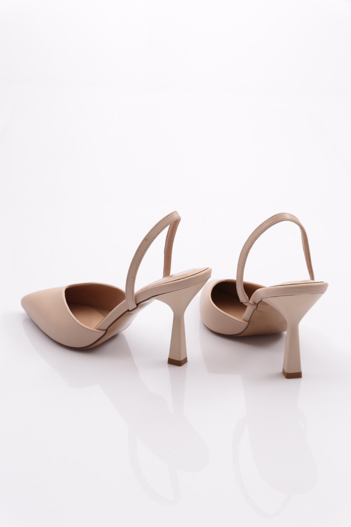 7073 Kadin Önü Kapali Sivri Burun Topuklu Ayakkabi - Görsel 4