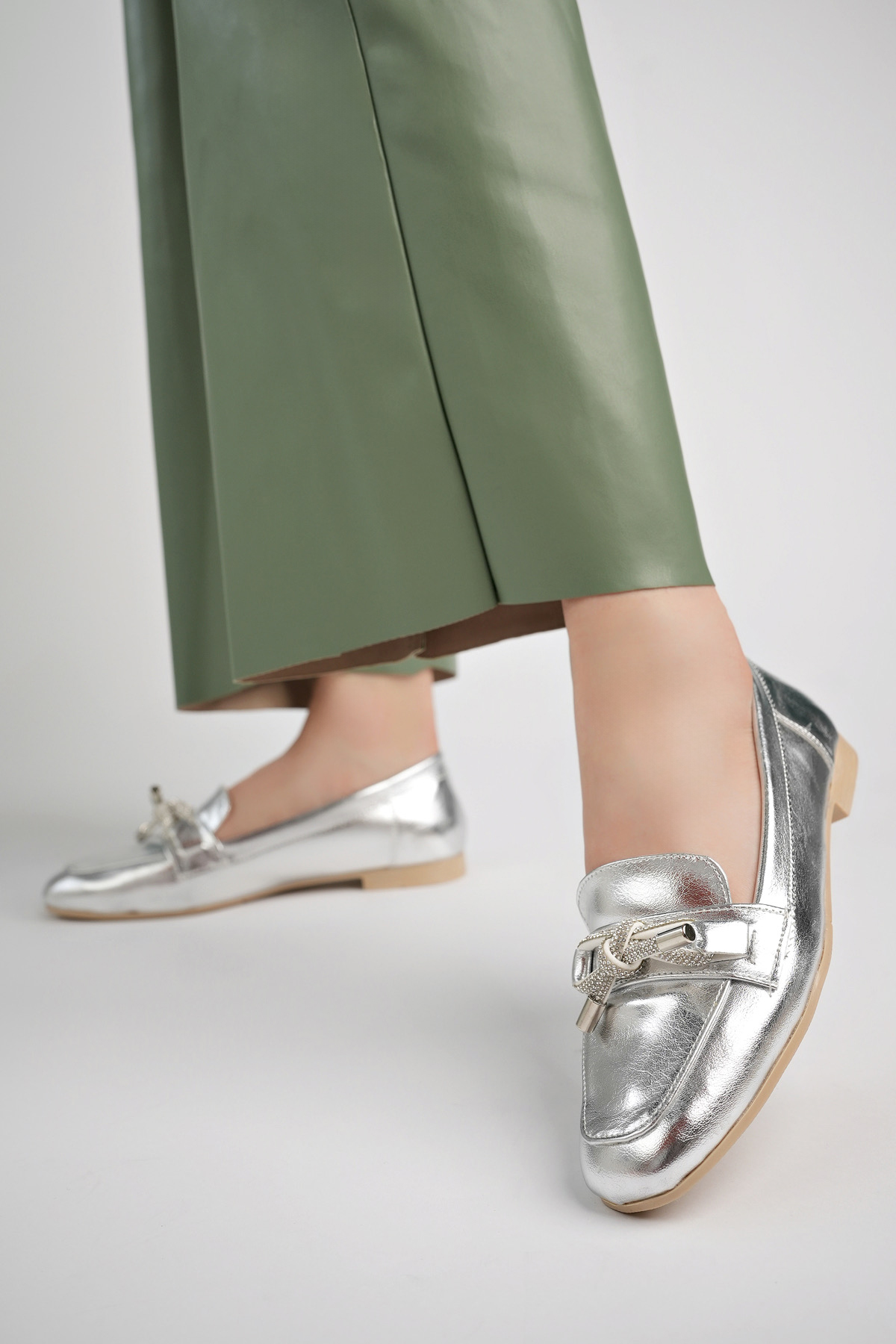 Kadın Yazlık Rahat Hafif Taşlı Toka Babet Ayakkabı .030 Gümüş - Görsel 4