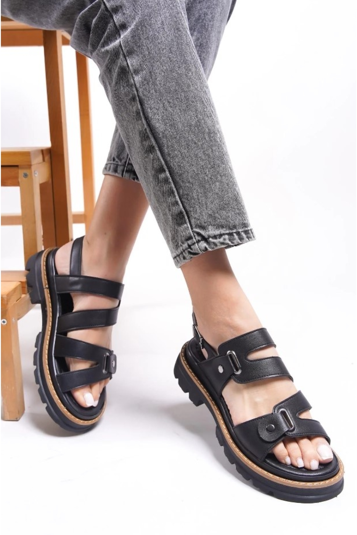 Kalın Taban Zımba Detaylı Kadın Sandalet - Görsel 2