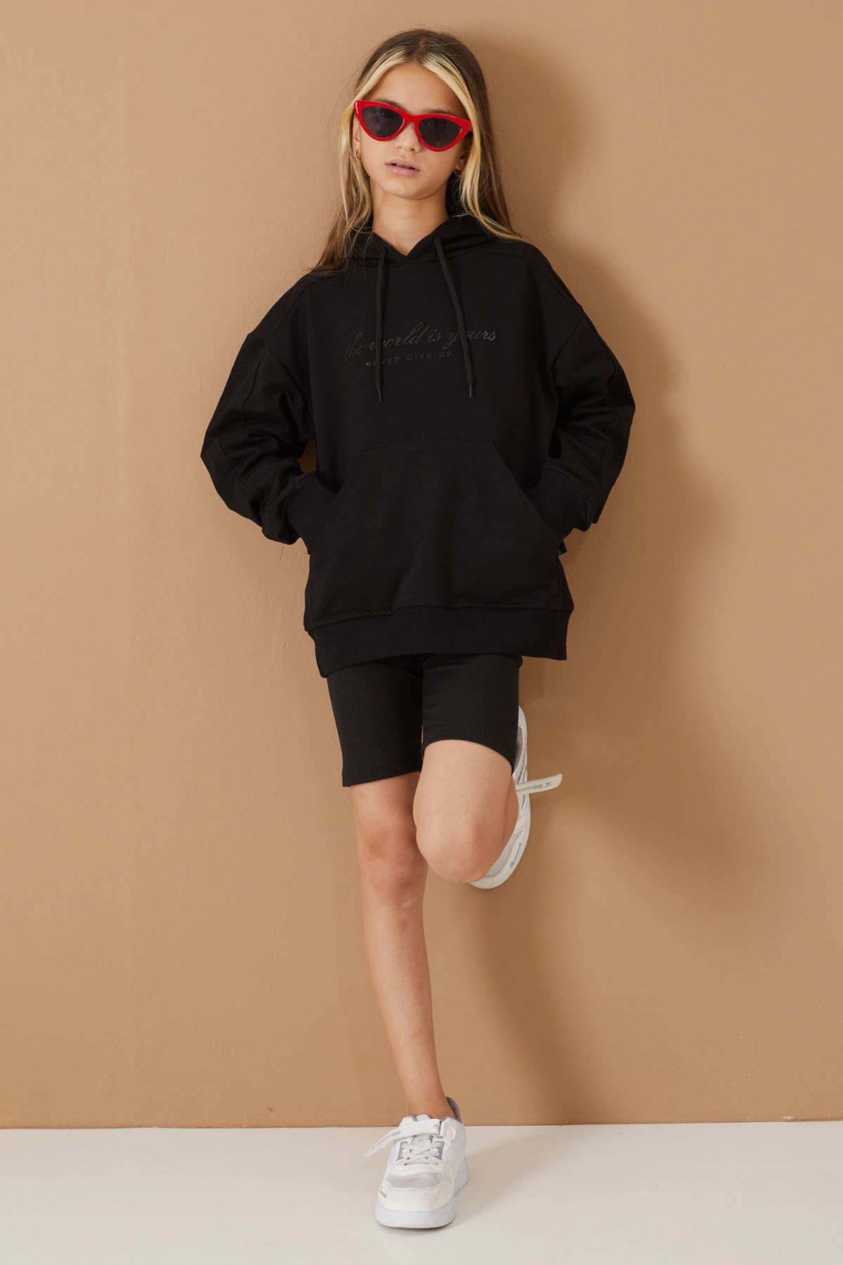 Siyah Göğüs Yazılı Kanguru Cepli Kapüşonlu Kız Çocuk Sweatshirt