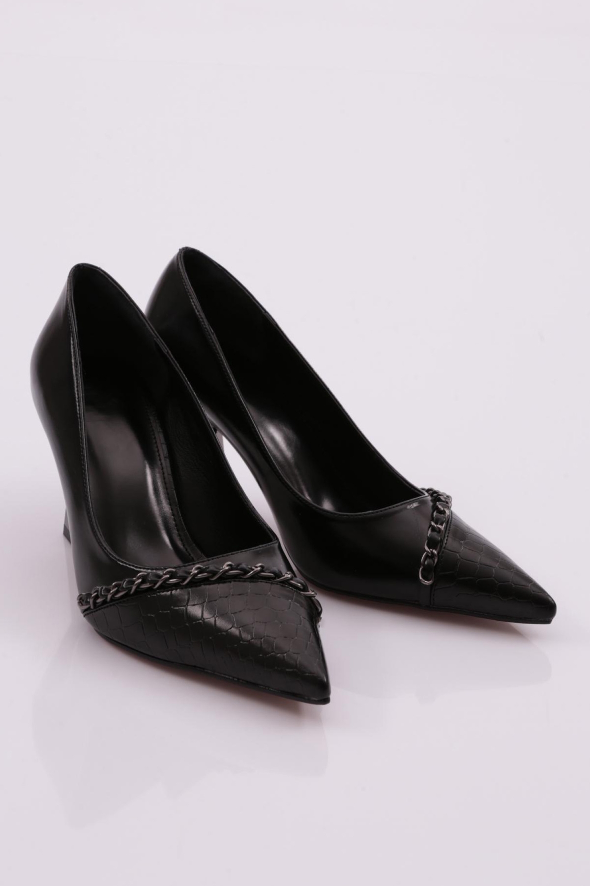 30910 Kadin Zincir Detayli Topuklu Ayakkabi - Görsel 3