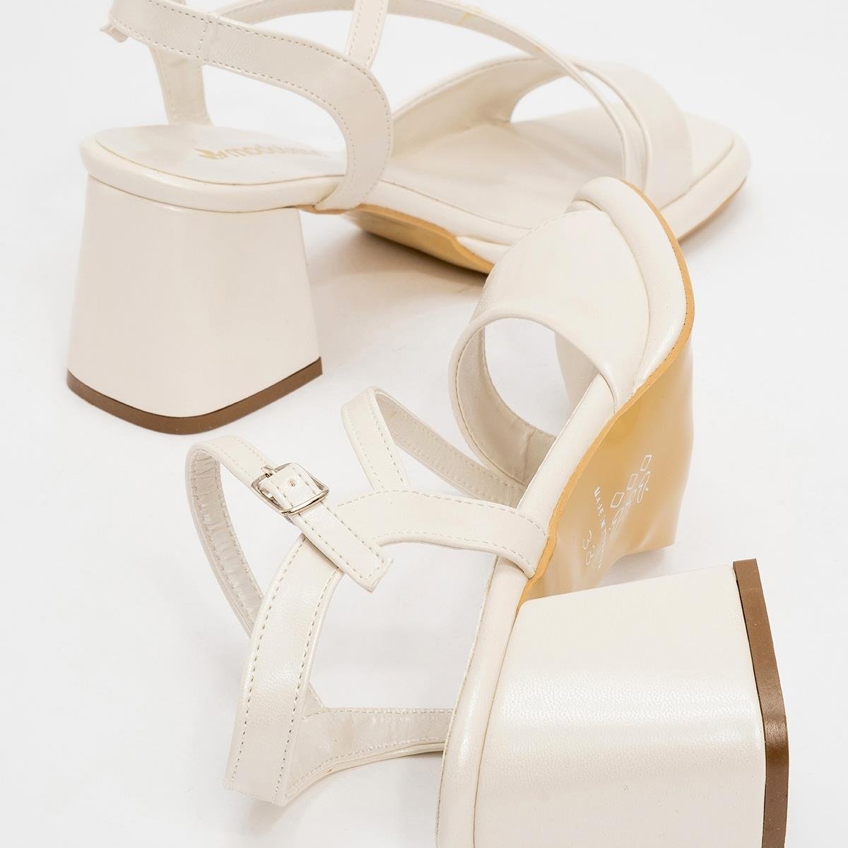 Kadın Çapraz Bantlı Topuklu Sandalet SEDEF CİLT - Görsel 4